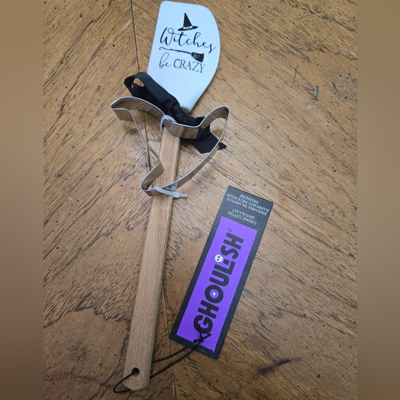 Witches Be Crazy Spatula And Cookie Cutter 2 Piece Set NEW Halloween - Picture 1 of 4